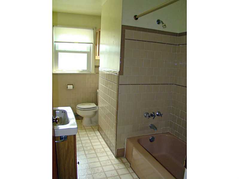 121 Ruggles Avenue Newport, RI 02840 - Photo 14 of 25 Bathroom.