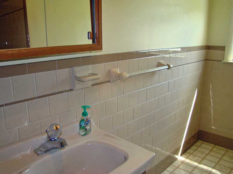 121 Ruggles Avenue Newport, RI 02840 - Photo 15 of 25 Bathroom.