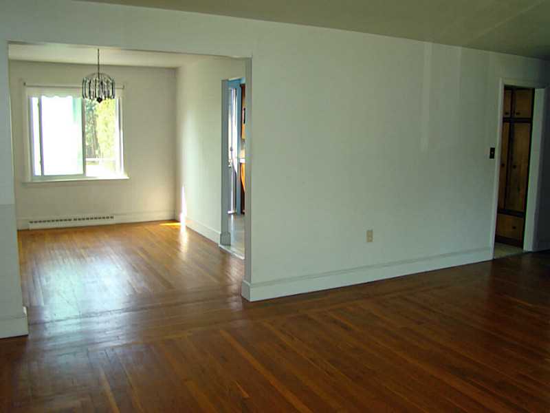 121 Ruggles Avenue Newport, RI 02840 - Photo 9 of 25 Living Room.