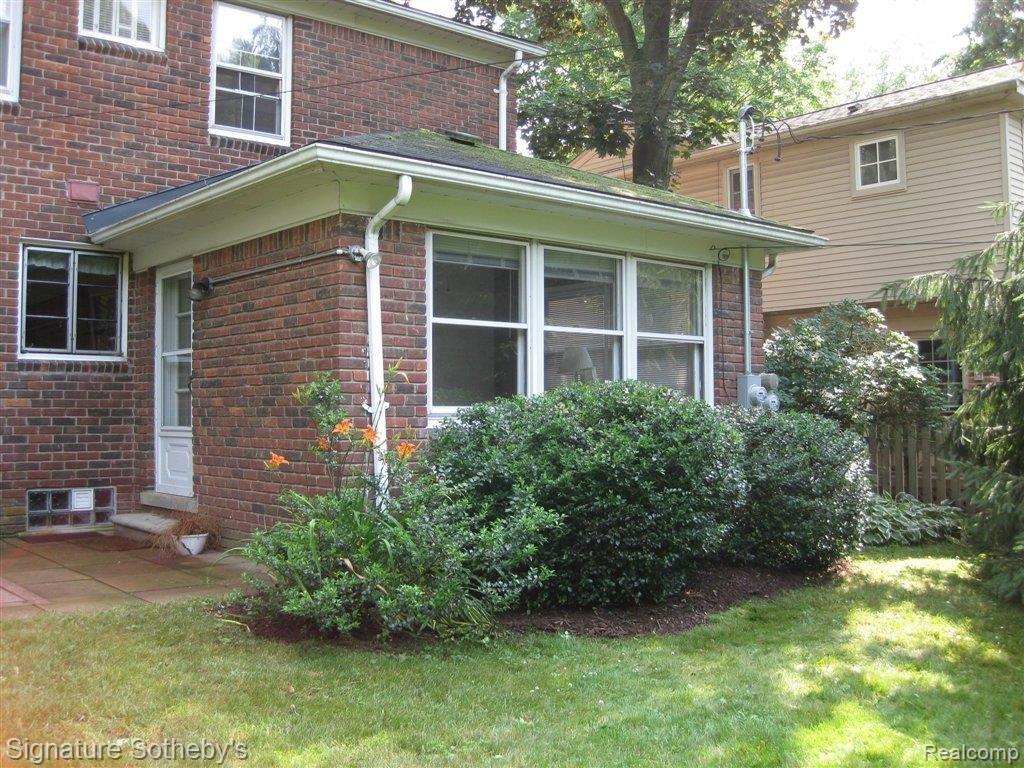 811 Tottenham Road Birmingham, MI 48009 - Photo 6 of 16 All Brick Home.jpg