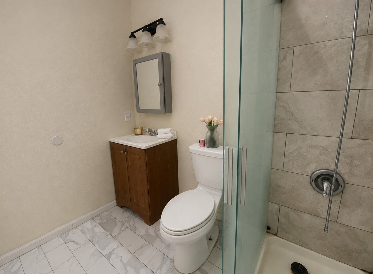 7913 Grove Ridge Drive Houston, TX 77061 - Photo 13 of 24 Primary bathroom