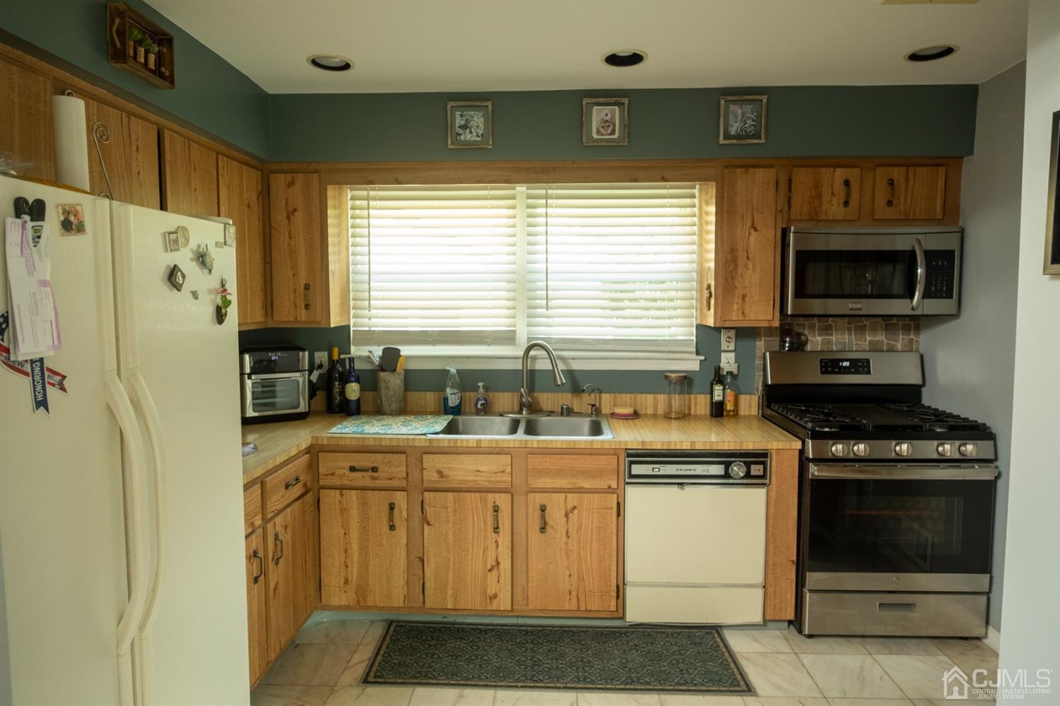 14 Pendleton Place Old Bridge, NJ 08857 - Photo 9 of 48 Kitchen-view from Dining Room