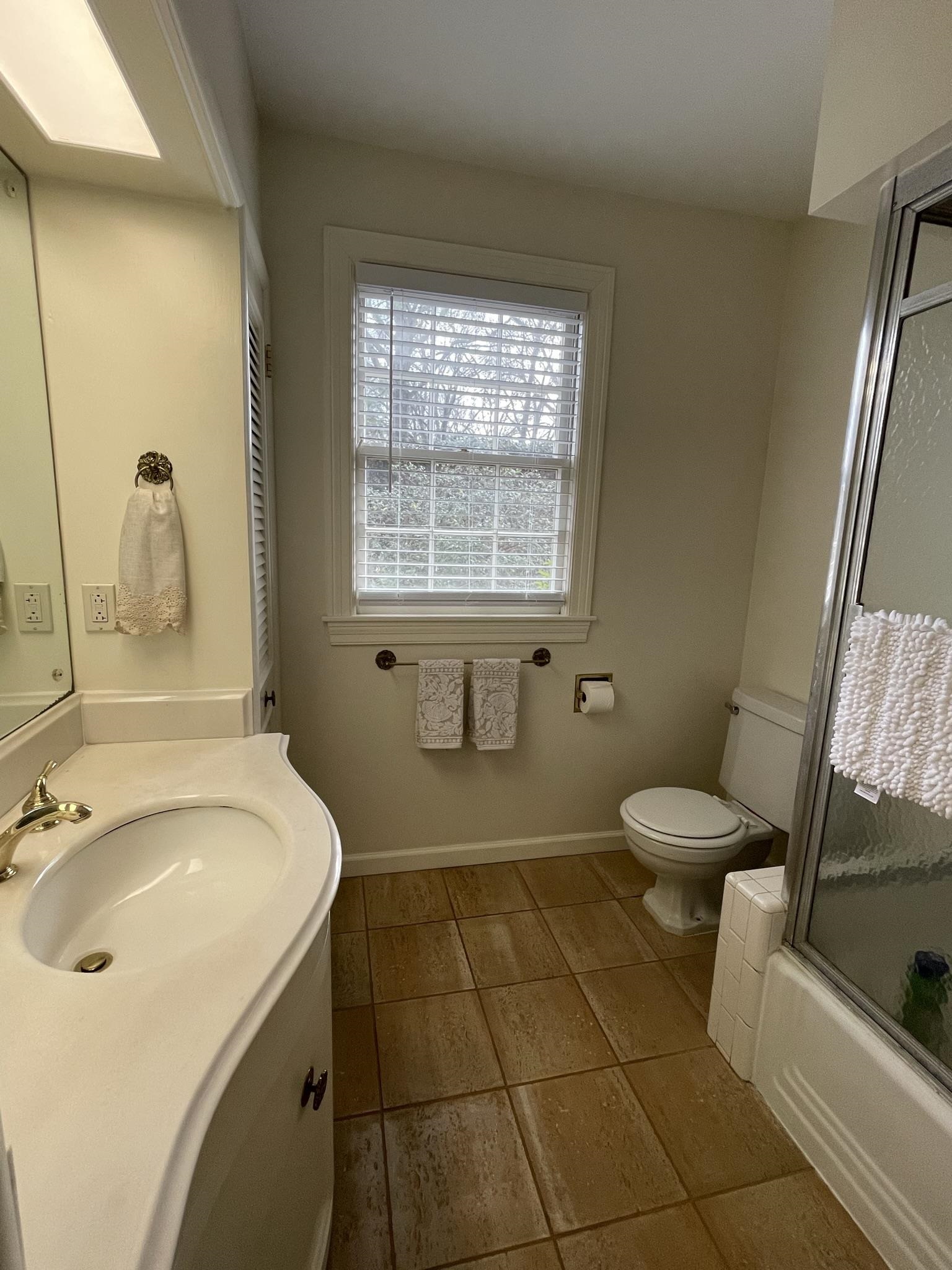 434 Colonial Road Memphis, TN 38117 - Photo 14 of 23 a bathroom with a toilet sink and mirror
