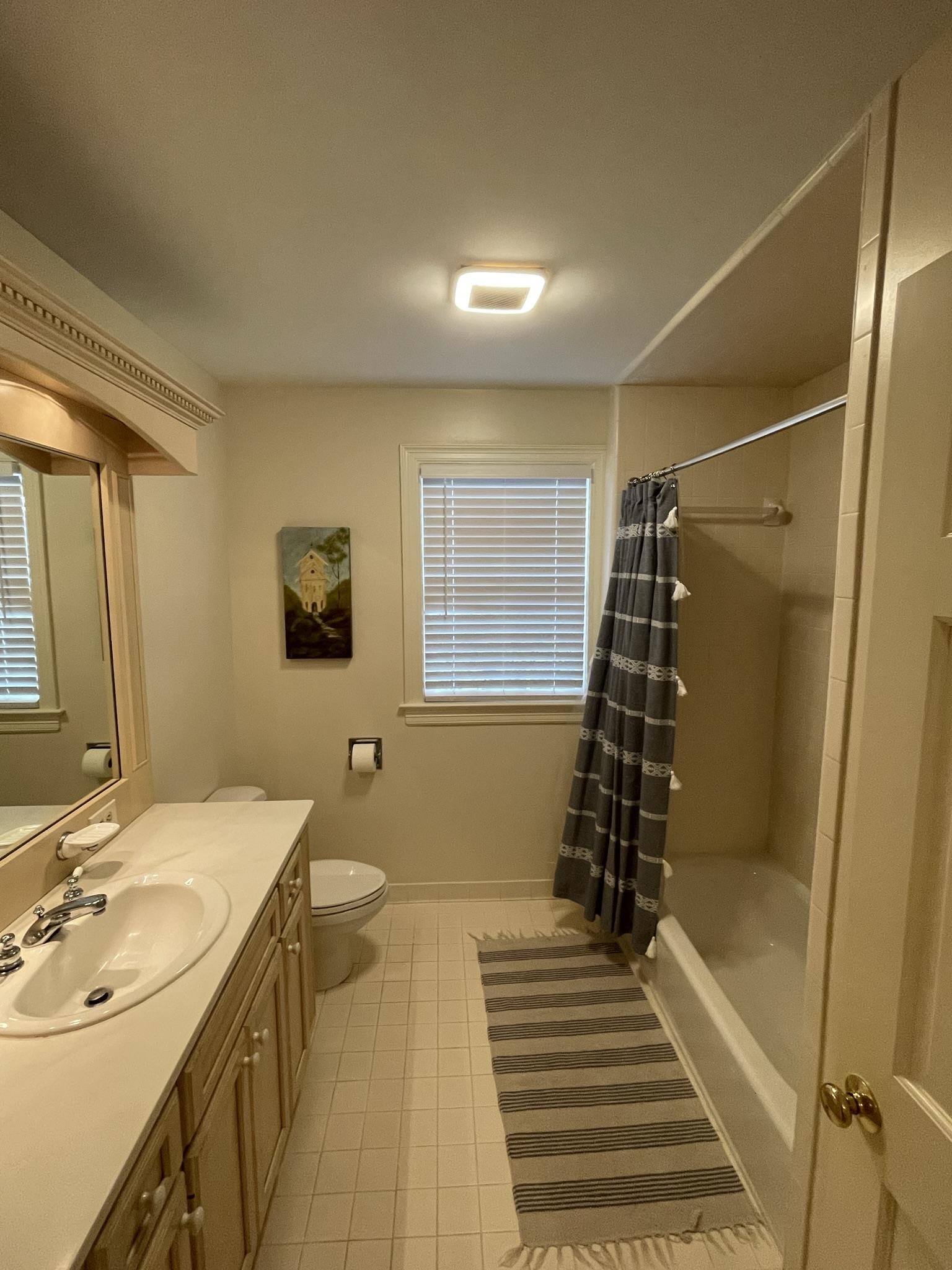 434 Colonial Road Memphis, TN 38117 - Photo 17 of 23 a bathroom with a sink a toilet and shower