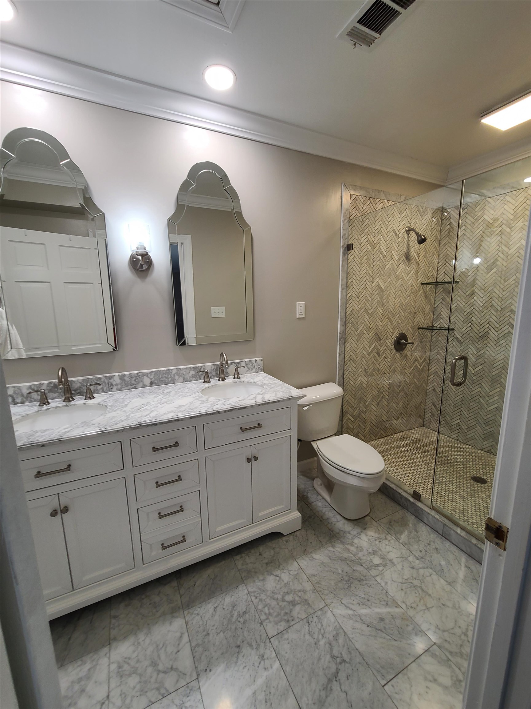 434 Colonial Road Memphis, TN 38117 - Photo 21 of 23 a spacious bathroom with a double vanity sink toilet mirror and double