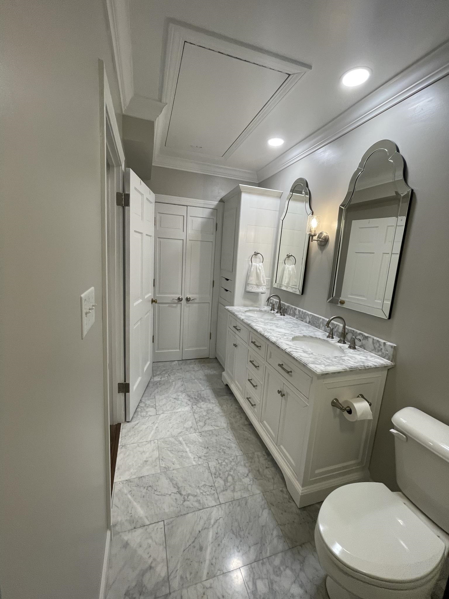 434 Colonial Road Memphis, TN 38117 - Photo 23 of 23 a spacious bathroom with a double vanity sink toilet and mirror