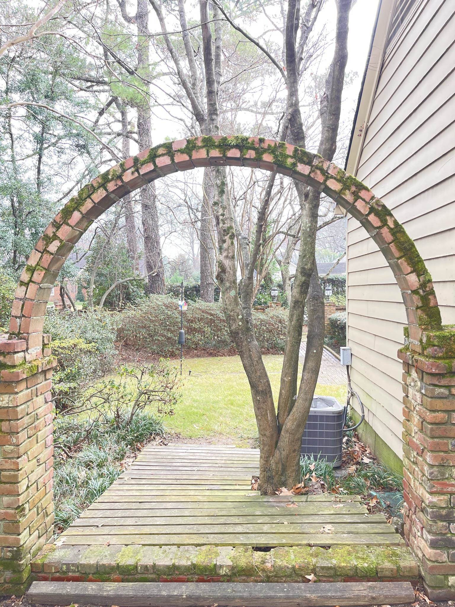 434 Colonial Road Memphis, TN 38117 - Photo 3 of 23 a view of fountain in the yard