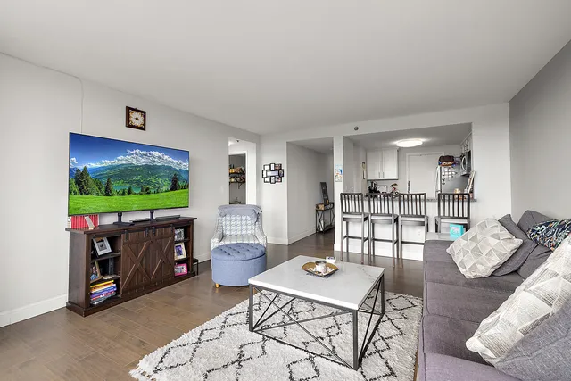 $2,095 | 250 East Harbortown Drive, Unit 1102, Detroit, MI 48207