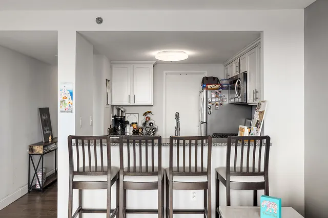 $2,095 | 250 East Harbortown Drive, Unit 1102, Detroit, MI 48207