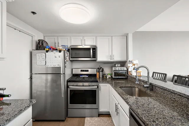 $2,095 | 250 East Harbortown Drive, Unit 1102, Detroit, MI 48207