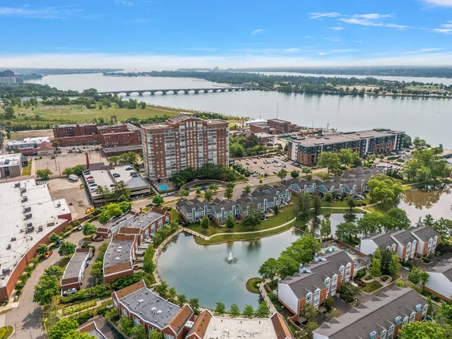 $2,095 | 250 East Harbortown Drive, Unit 1102, Detroit, MI 48207
