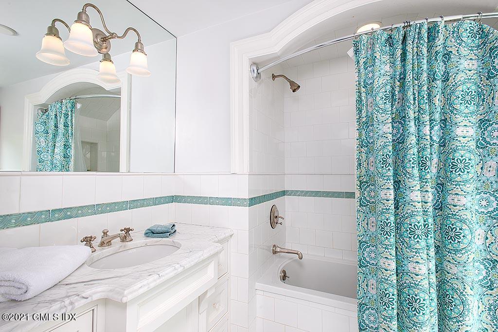 27 Leeward Lane Riverside, CT 06878 - Photo 21 of 38 a bathroom with a bathtub and a sink