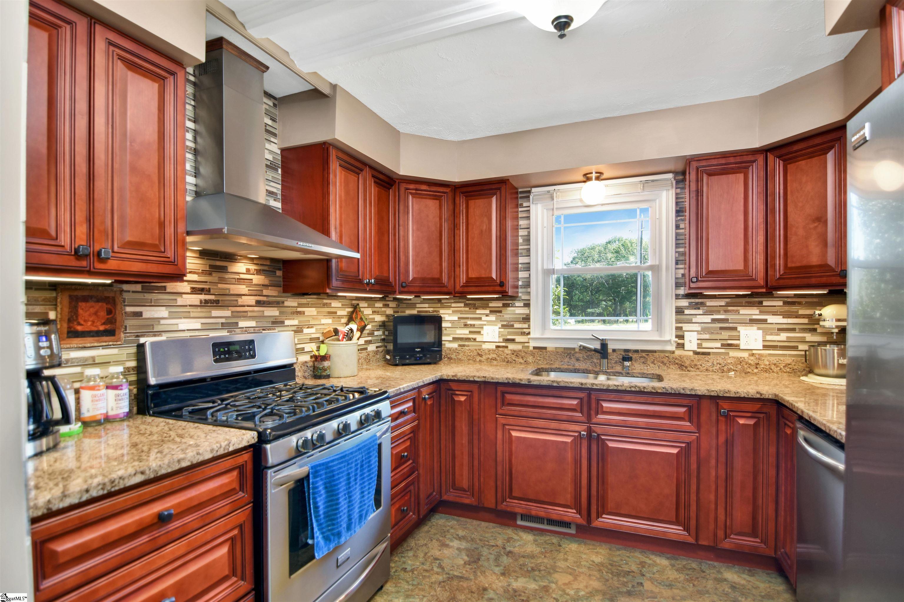 201 East Standing Springs Road Simpsonville, SC 29680 - Photo 5 of 37