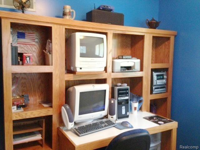18980 27 Mile Road Ray, MI 48096 - Photo 9 of 13 #9 built-in desk in bedroom.jpg