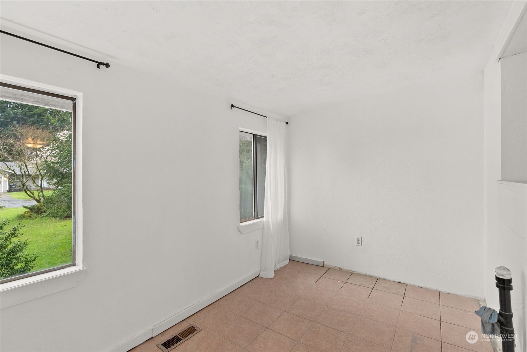 1212 Long Road Centralia, WA 98531 - Photo 16 of 40 an empty room with windows