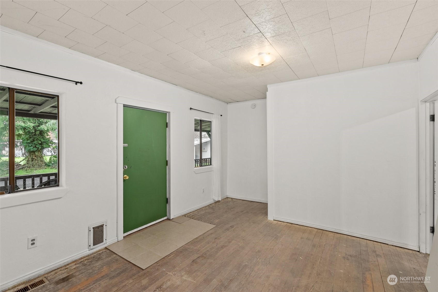 1212 Long Road Centralia, WA 98531 - Photo 17 of 40 an empty room with windows