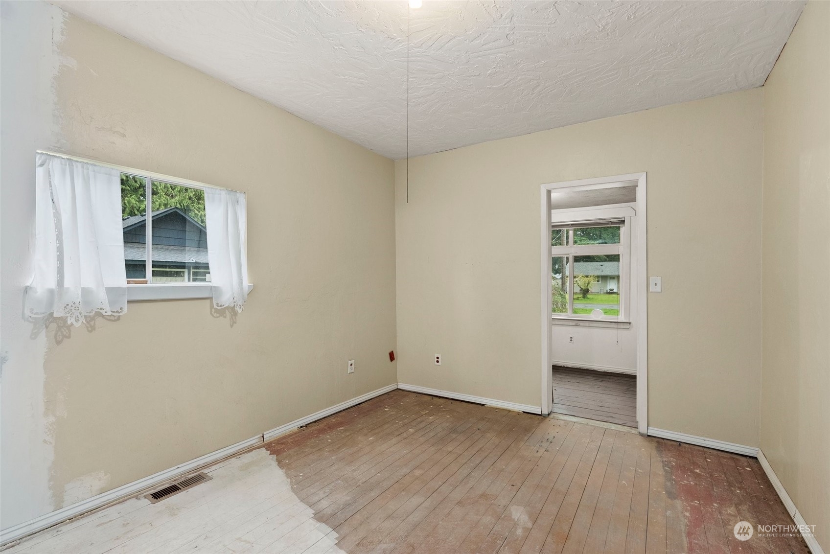 1212 Long Road Centralia, WA 98531 - Photo 18 of 40 an empty room with windows