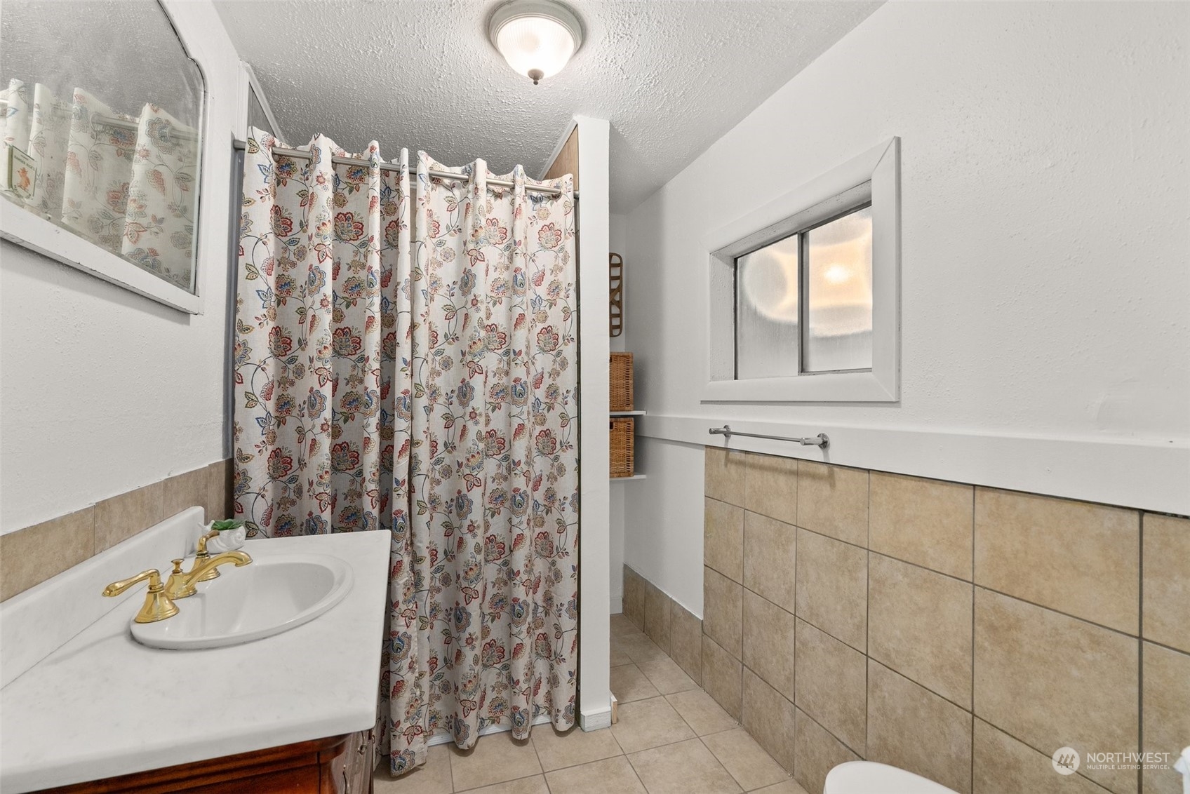 1212 Long Road Centralia, WA 98531 - Photo 21 of 40 a bathroom with a sink and a mirror