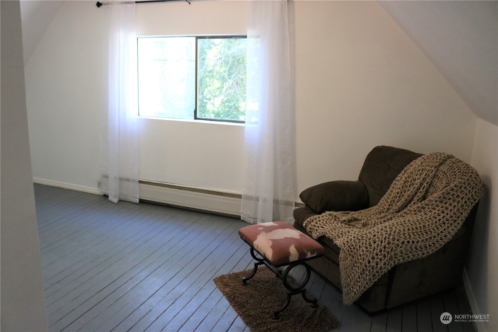 1212 Long Road Centralia, WA 98531 - Photo 38 of 40 a living room with furniture and a window