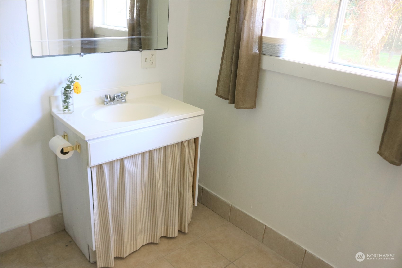 1212 Long Road Centralia, WA 98531 - Photo 40 of 40 a bathroom with a sink and a mirror