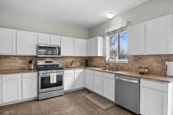 $599,900 | 1995 Colchester Avenue, Hoffman Estates, IL 60192