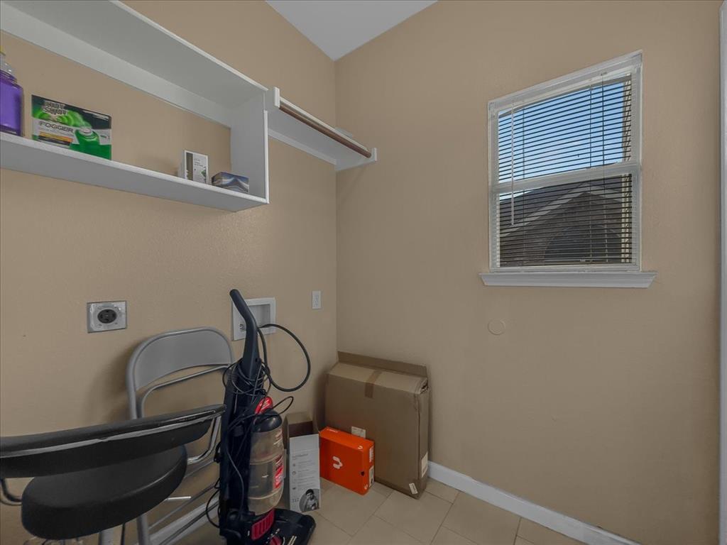 1119 Gaines Mills Road Grand Prairie, TX 75052 - Photo 16 of 29 a room with musical instruments