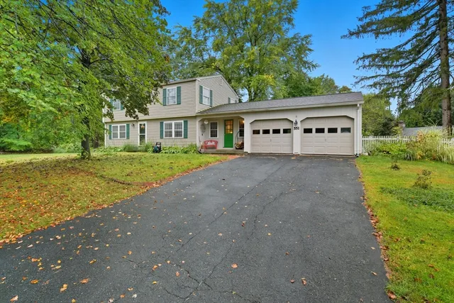 a view of an house with backyard and garden