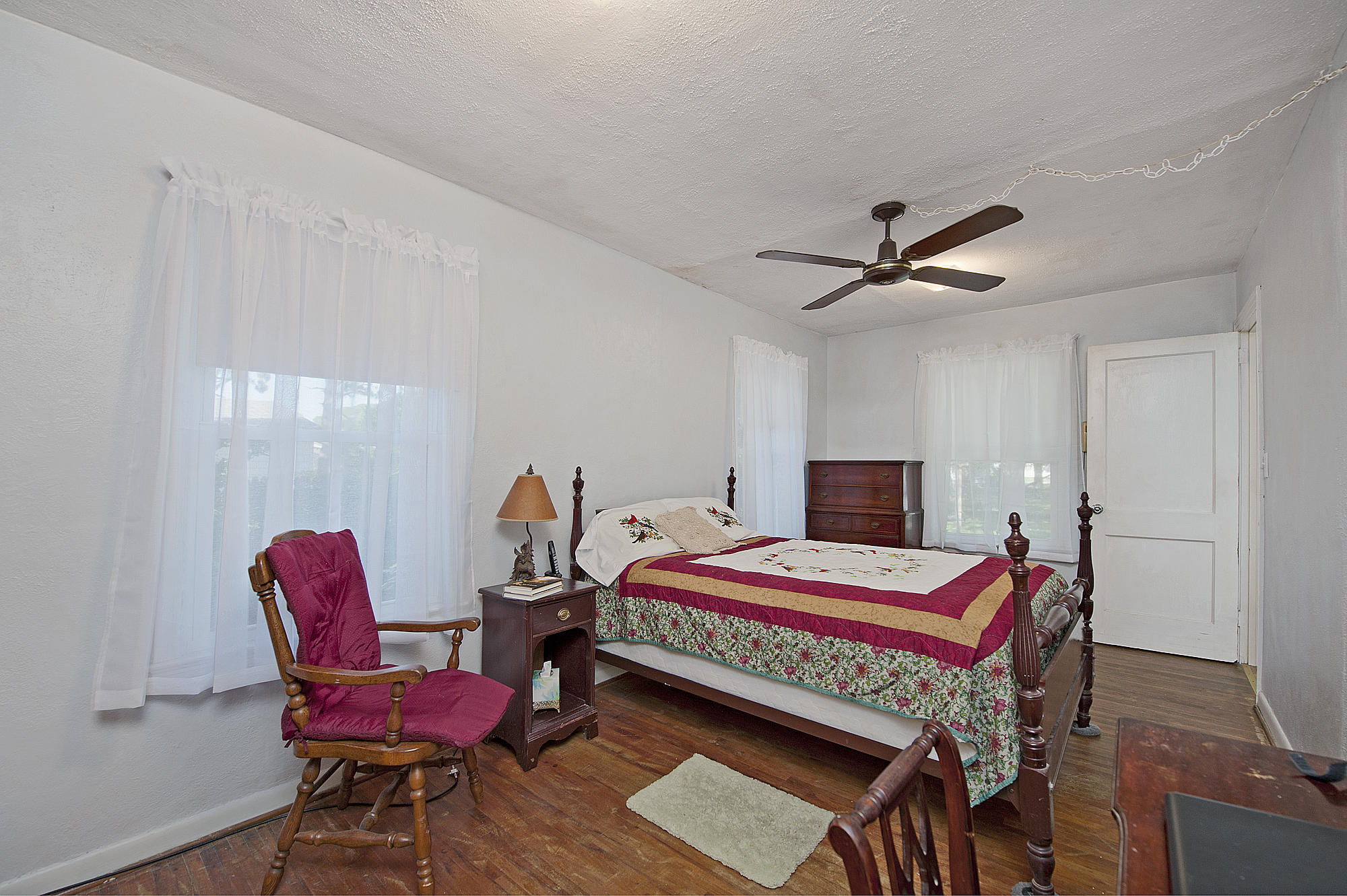 305 Okaloosa Road Northeast Fort Walton Beach, FL 32548 - Photo 18 of 26 a bedroom with a bed and a chair