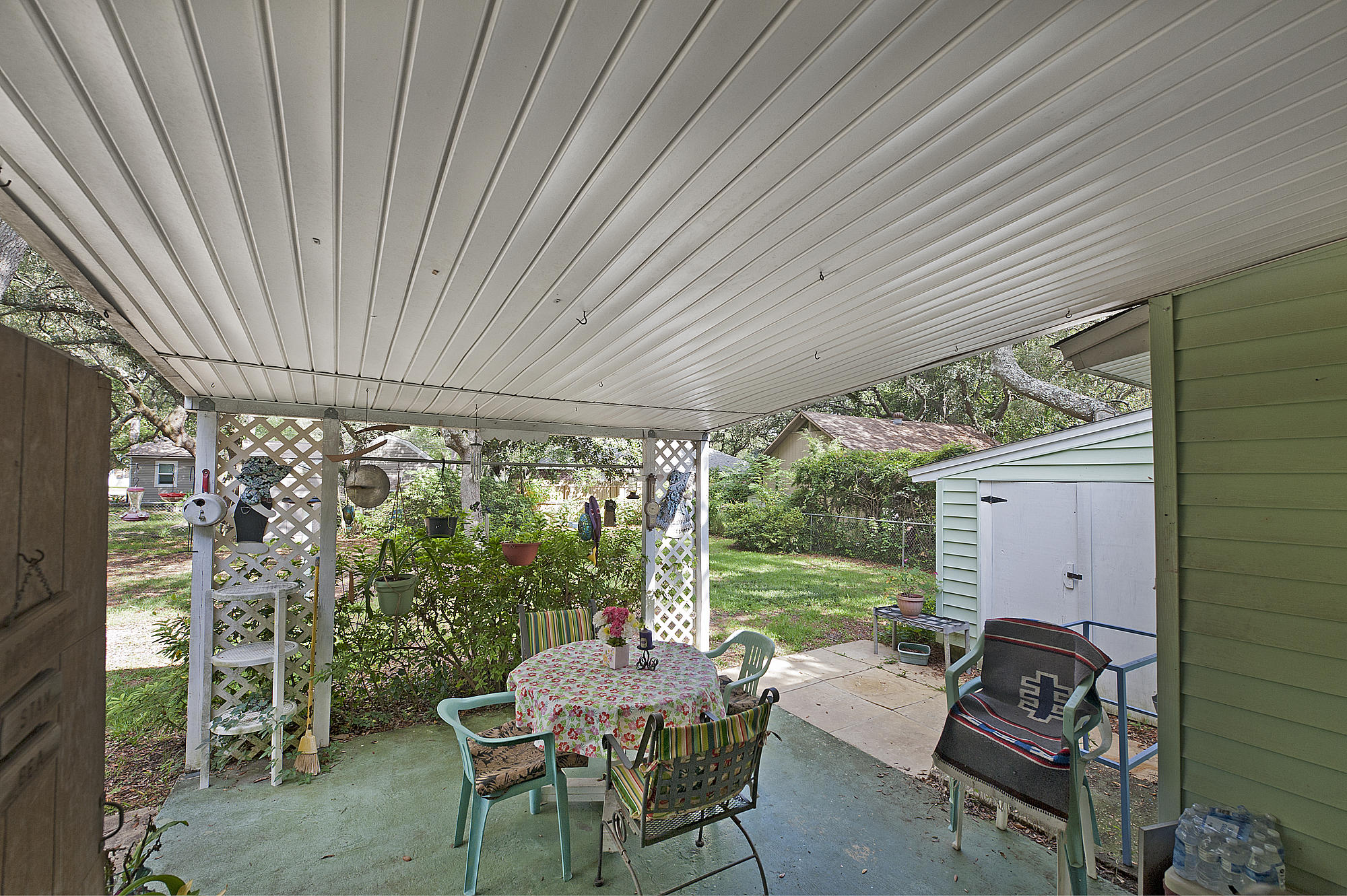305 Okaloosa Road Northeast Fort Walton Beach, FL 32548 - Photo 19 of 26 a outdoor space with furniture