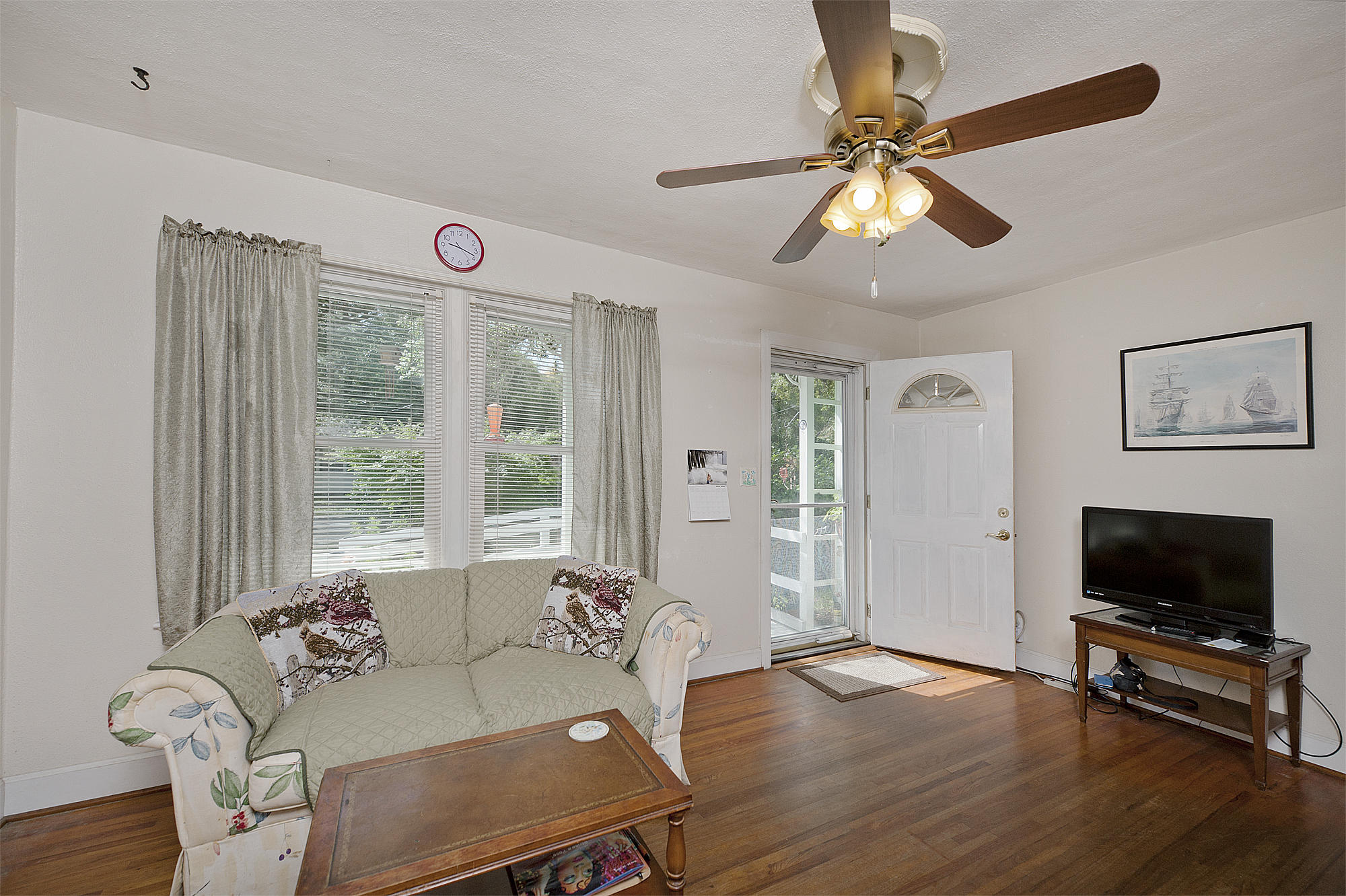 305 Okaloosa Road Northeast Fort Walton Beach, FL 32548 - Photo 4 of 26 a living room with furniture and a flat screen tv