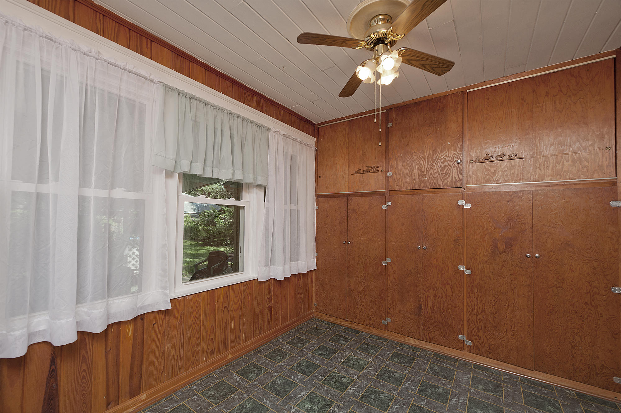 305 Okaloosa Road Northeast Fort Walton Beach, FL 32548 - Photo 7 of 26 a view of a livingroom with a ceiling fan and window