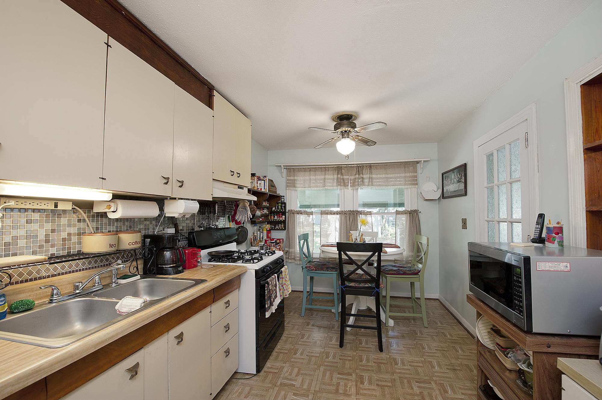 305 Okaloosa Road Northeast Fort Walton Beach, FL 32548 - Photo 9 of 26 a kitchen that has a lot of cabinets a sink and appliances