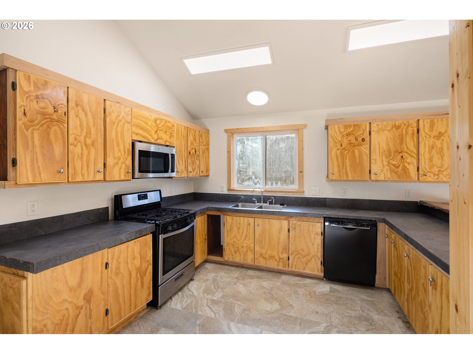 76154 Coho Lane Oakridge, OR 97463 - Photo 12 of 48