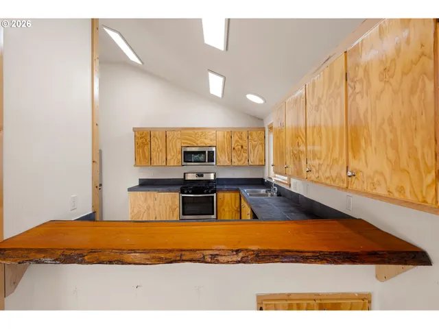 $400,000 | 76154 Coho Lane, Oakridge, OR 97463