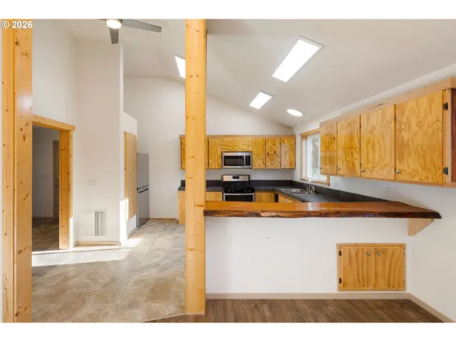 $400,000 | 76154 Coho Lane, Oakridge, OR 97463