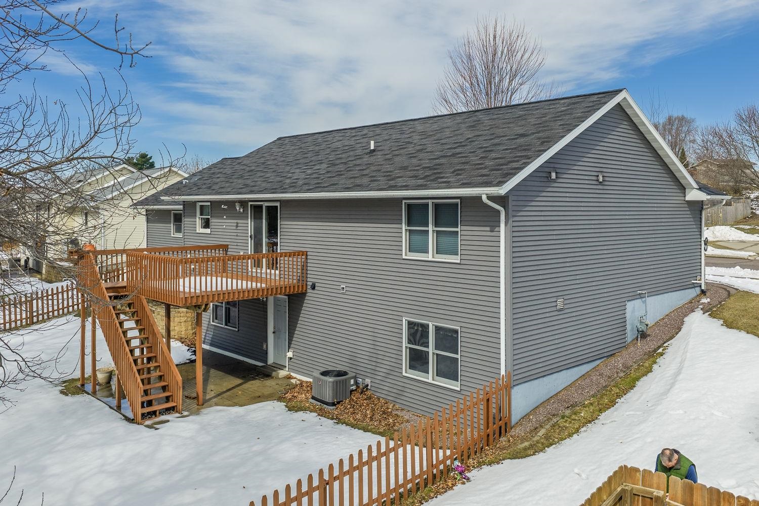 141 Thomas Reedsburg, WI 53959 - Photo 3 of 38