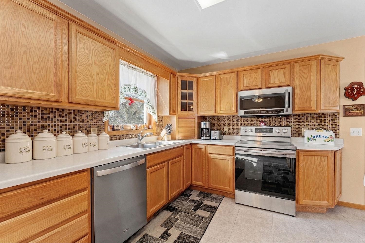 141 Thomas Reedsburg, WI 53959 - Photo 8 of 38