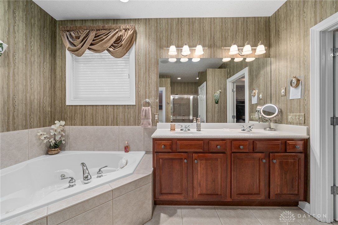 7607 Stone Ridge Drive Springboro, OH 45066 - Photo 34 of 81 OWNER'S FULL BATH