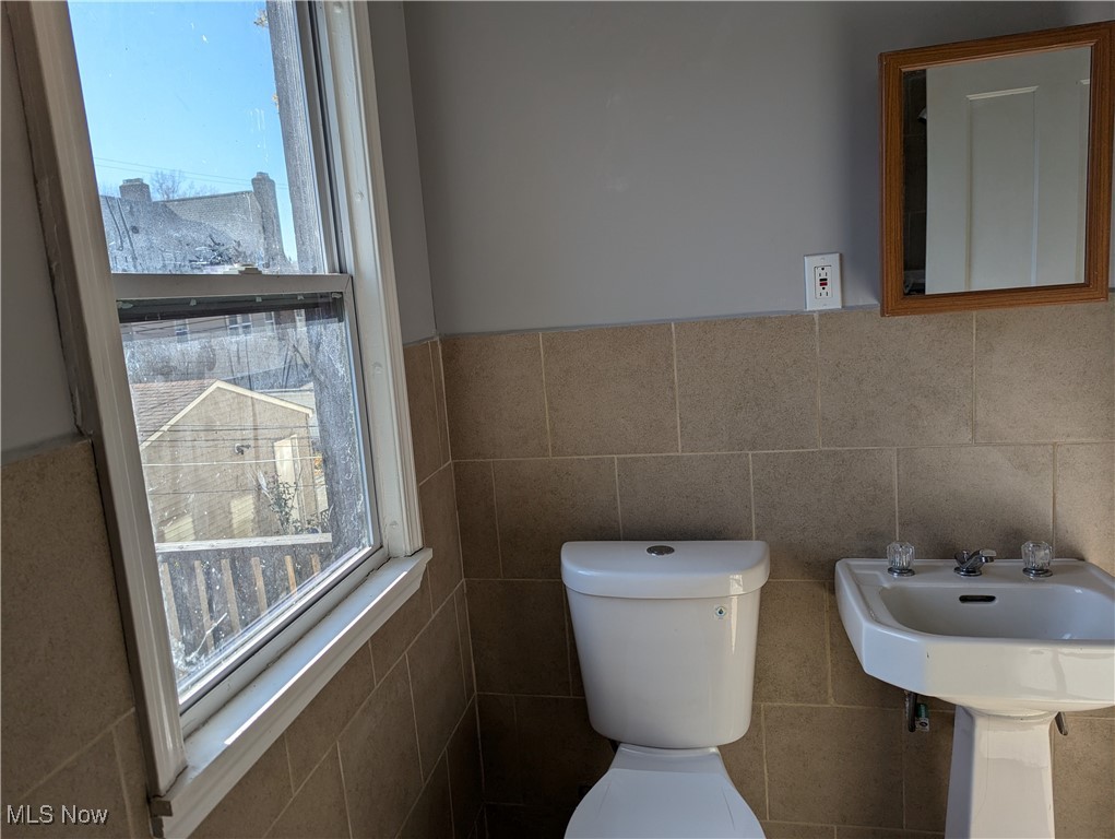 18518 Newell Road Beachwood, OH 44122 - Photo 15 of 24 2nd Fl Bathroom