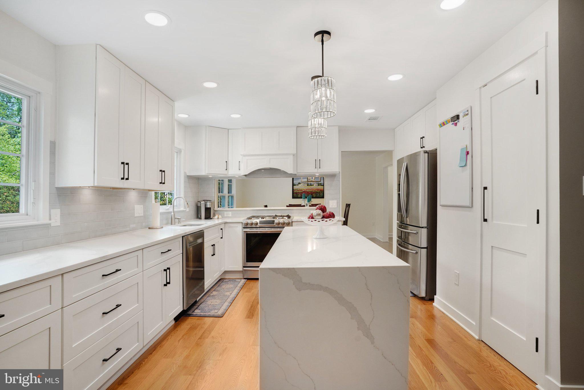 7628 Gralnick Place Springfield, VA 22153 - Photo 14 of 60 Recessed and pendant light fixtures
