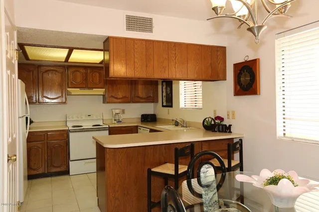 $2,700 | 12212 North Paradise Village Parkway West, Unit 302, Phoenix, AZ 85032