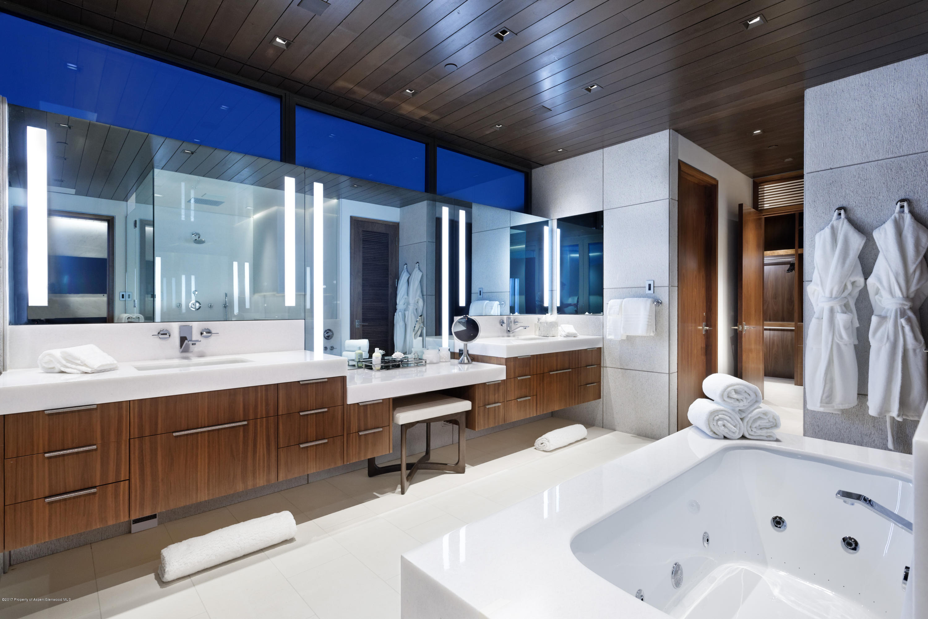 135 Miners Trail Road Aspen, CO 81611 - Photo 26 of 41 a bathroom with a sink a large mirror and a bathtub
