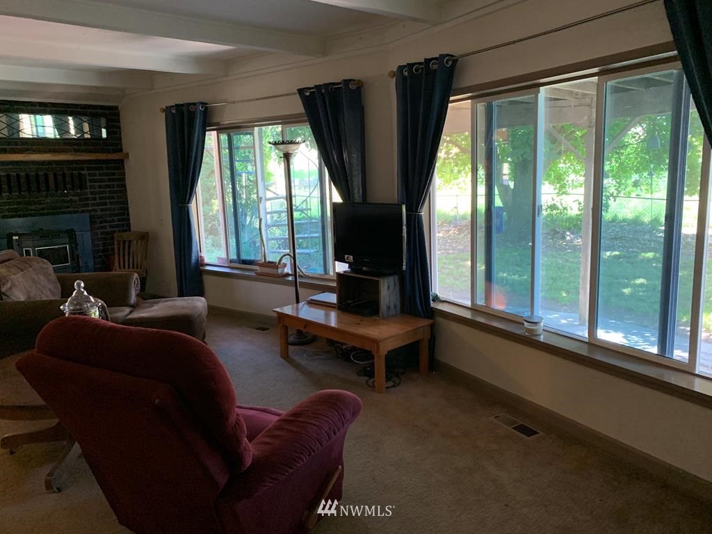 141 Rogers Road Prescott, WA 99348 - Photo 13 of 40 a living room with furniture and a large window