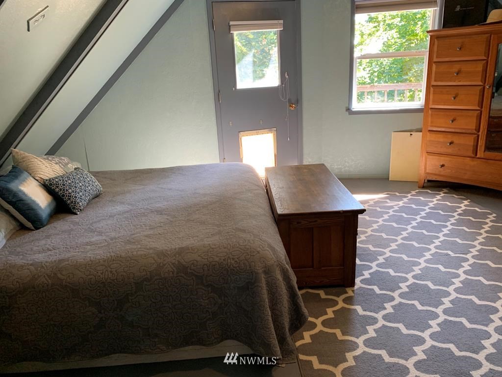 141 Rogers Road Prescott, WA 99348 - Photo 19 of 40 a bedroom with a bed and a window