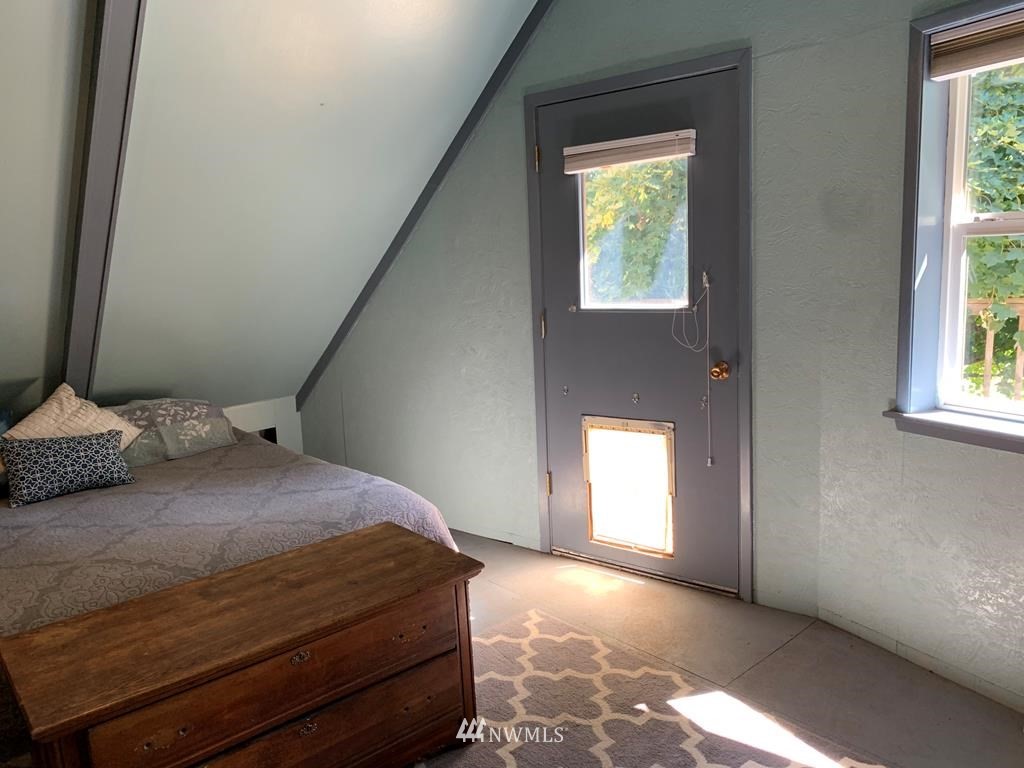 141 Rogers Road Prescott, WA 99348 - Photo 20 of 40 a bedroom with a bed and a window
