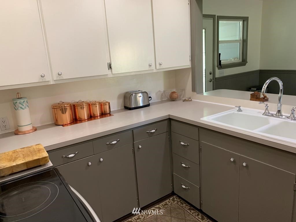 141 Rogers Road Prescott, WA 99348 - Photo 3 of 40 a kitchen with a sink and cabinets