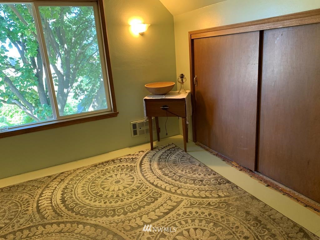 141 Rogers Road Prescott, WA 99348 - Photo 23 of 40 a room with a window