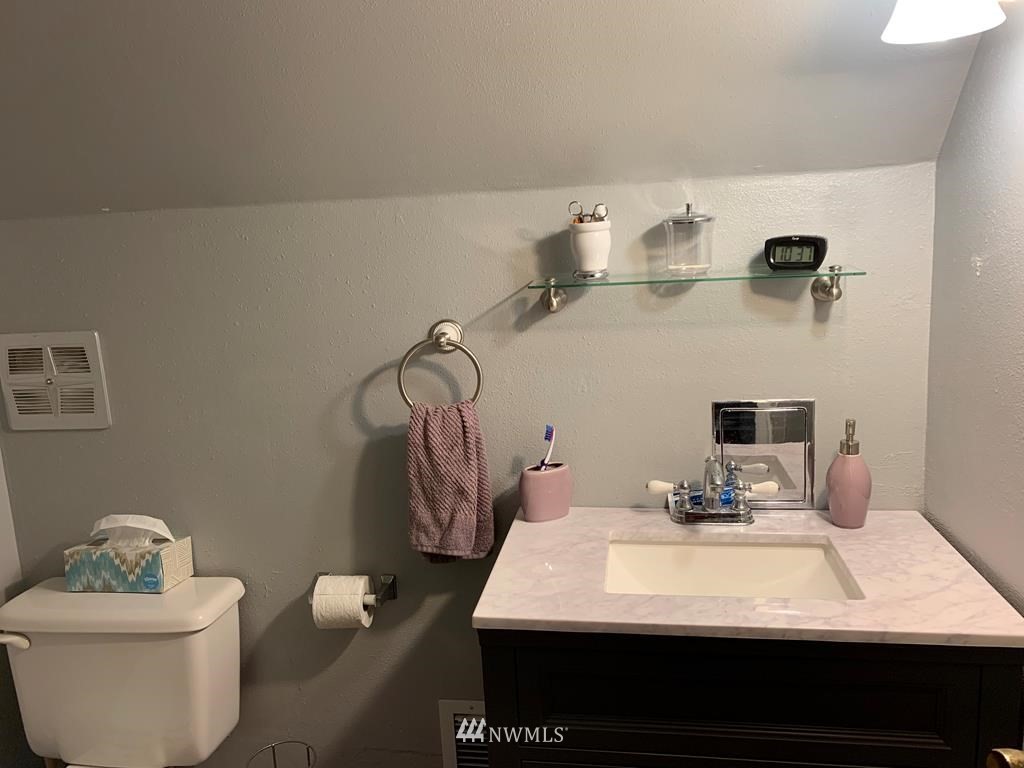 141 Rogers Road Prescott, WA 99348 - Photo 24 of 40 a bathroom with a sink toilet and mirror
