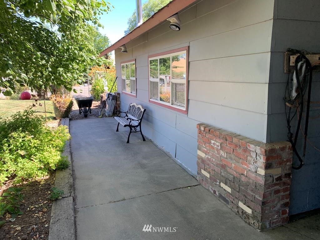141 Rogers Road Prescott, WA 99348 - Photo 27 of 40 a view of a house with backyard and sitting area
