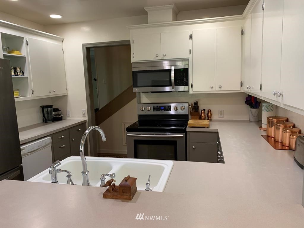 141 Rogers Road Prescott, WA 99348 - Photo 4 of 40 a kitchen with stainless steel appliances a stove a sink a refrigerator and cabinets